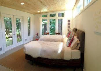 Nectar Yoga B&B On Bowen Island ฮอร์สชูเบย์ ภายนอก รูปภาพ